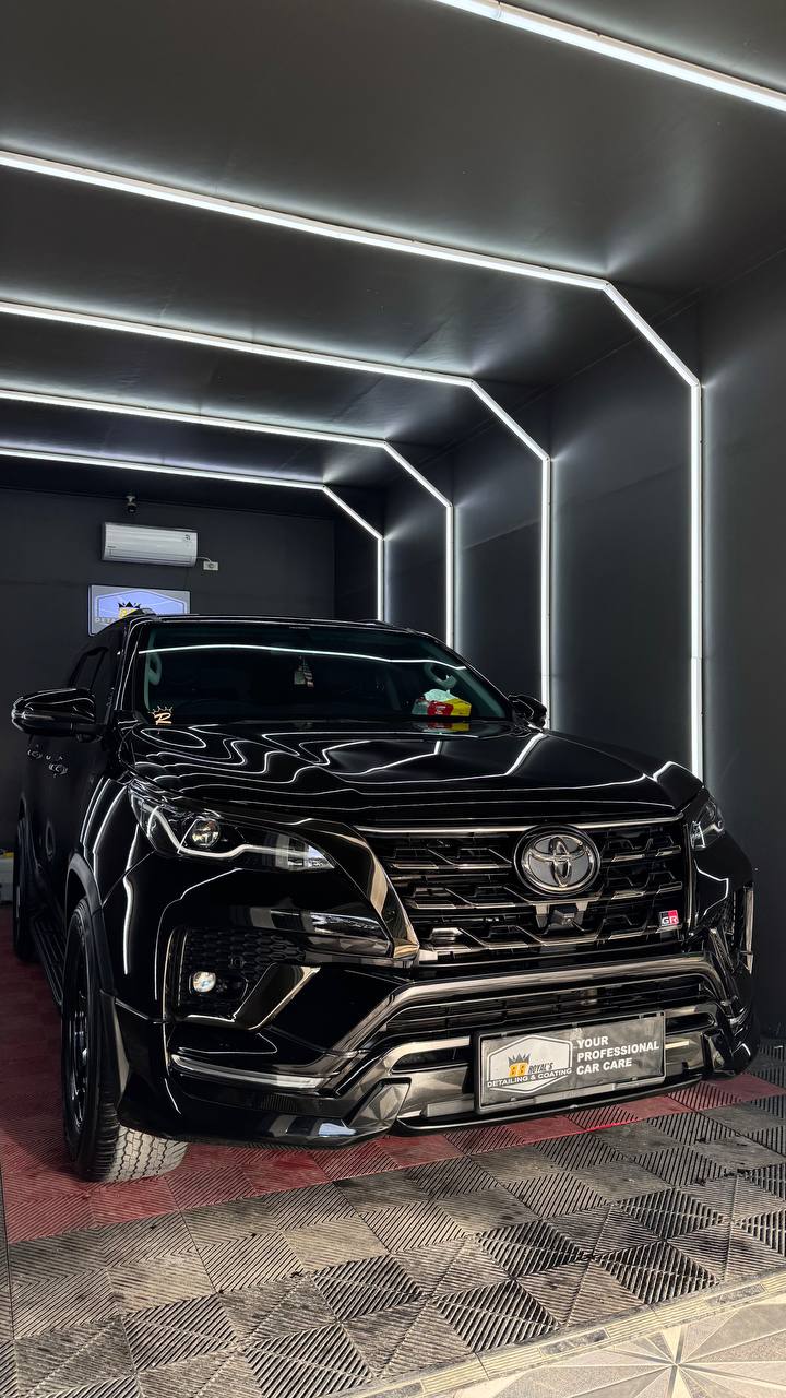 Mobil hitam di studio 88Royals Auto Care