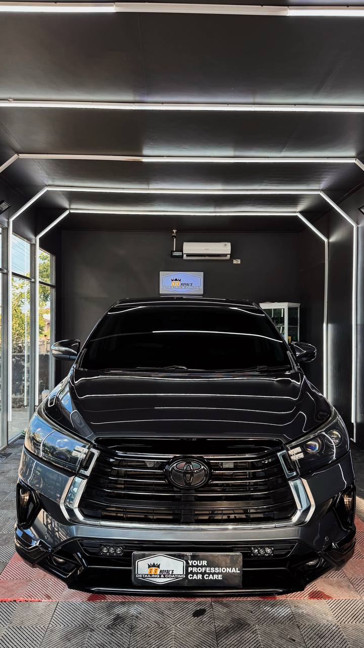 Detail depan mobil hitam 88Royals Auto Care