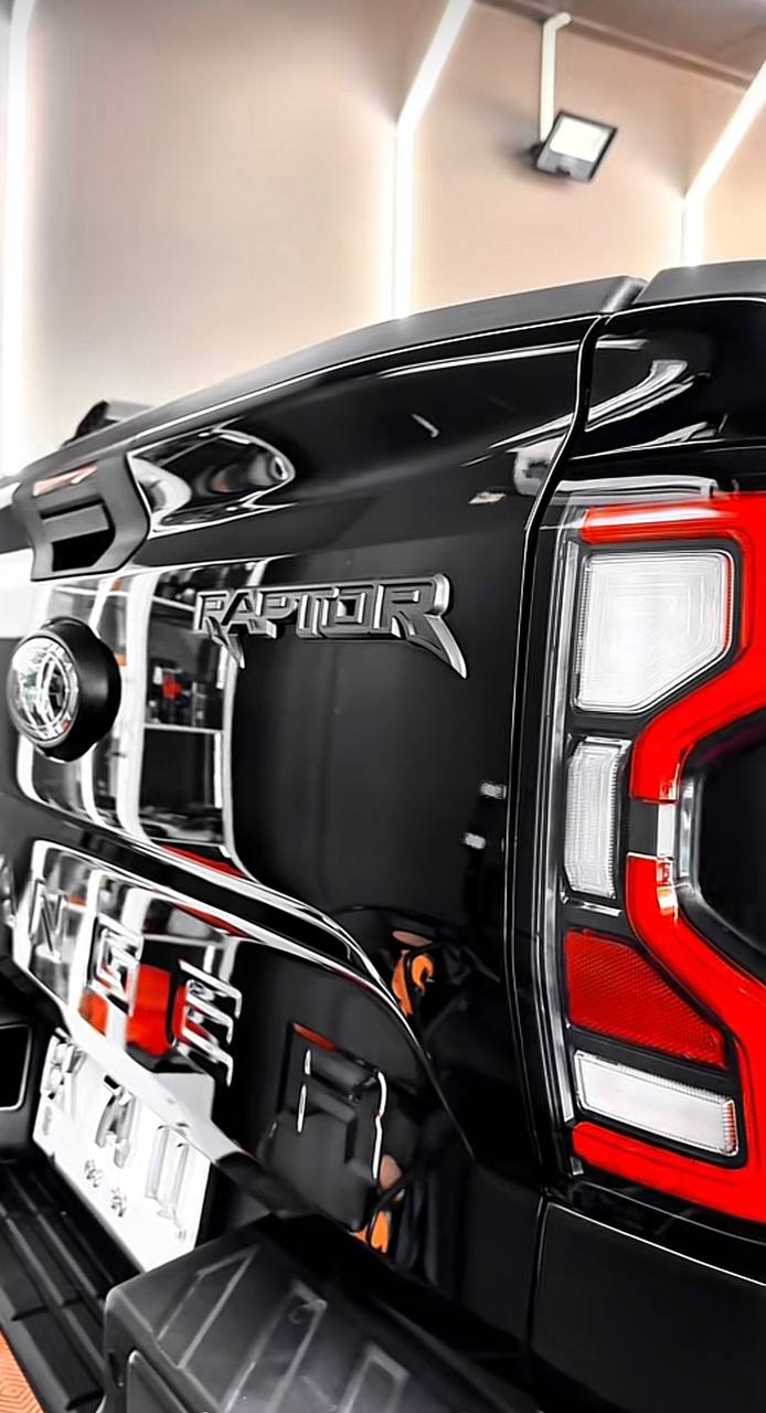 Detail belakang Ford Raptor hitam 88Royals Auto Care